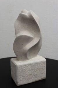 skulptur_kalkstein_32021_2014_comblanchien_beige_vollplastisch_freiform_bottinellisculpt_kunst_handwerk